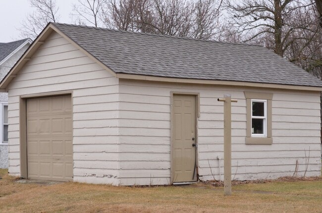 Building Photo - 3 Bedrooms, 2 Bathrooms Single Family Home in Brainerd, MN w/1 car garage