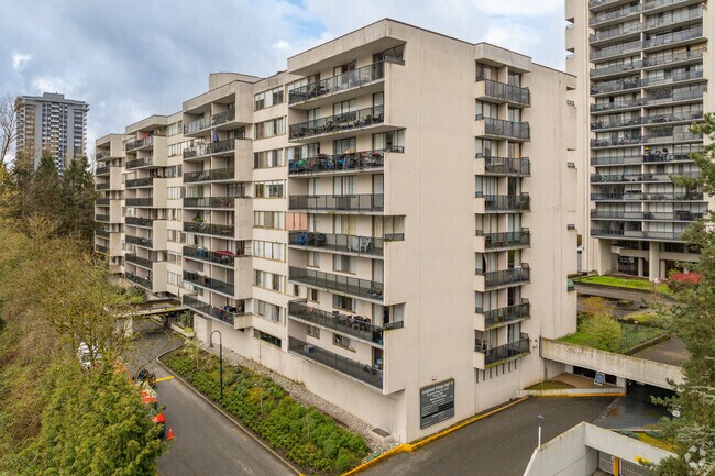 Photo du bâtiment - Lougheed Village - Lougheed Lodge