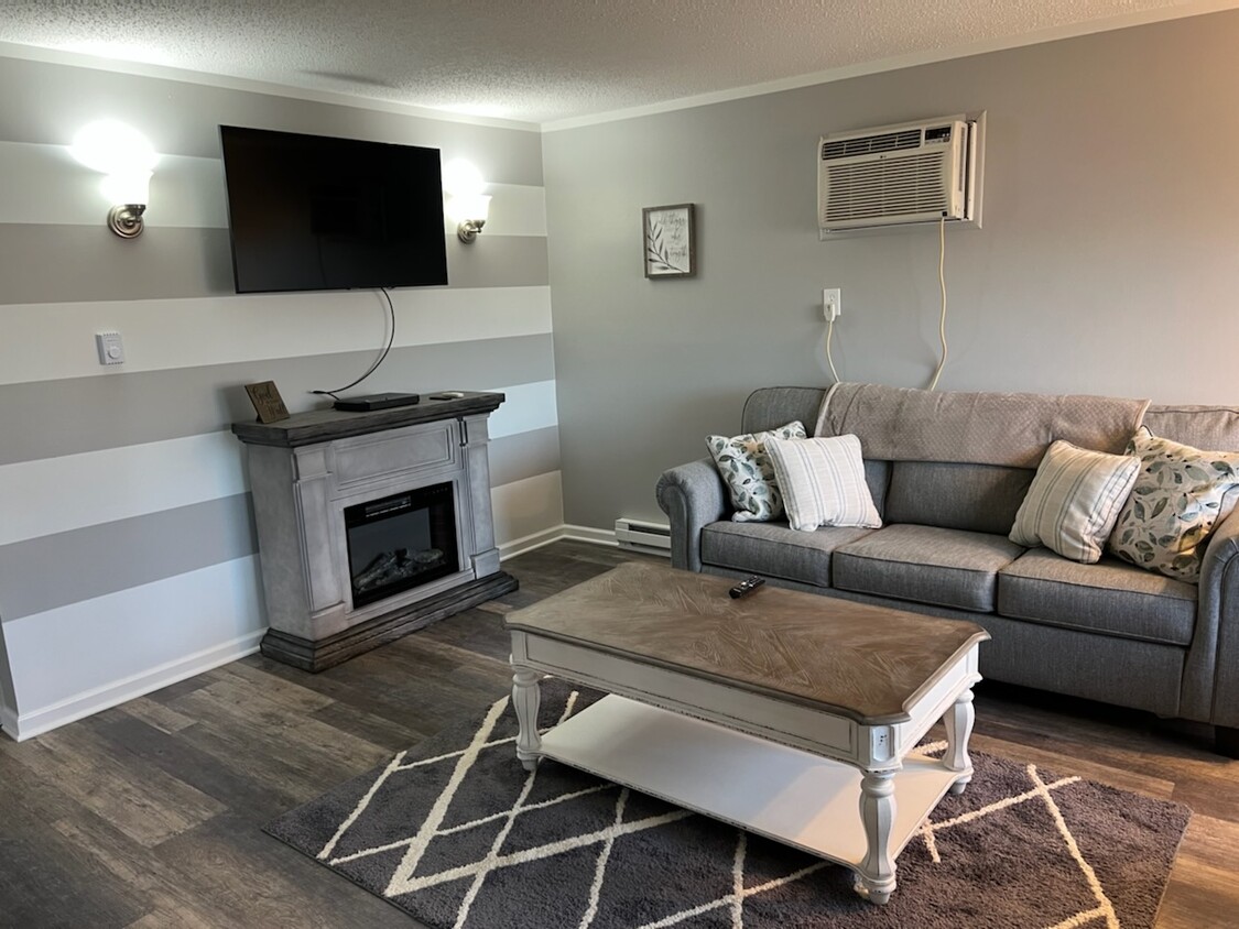 Cozy living room. - 13470 Dixie Hwy