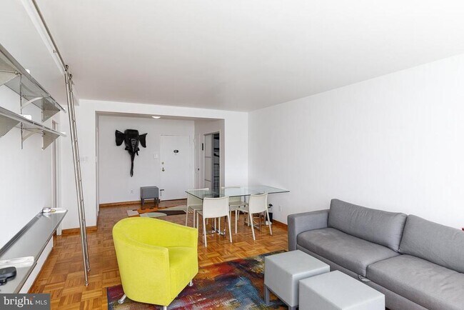 Foto del edificio - 2475 Virginia Ave NW