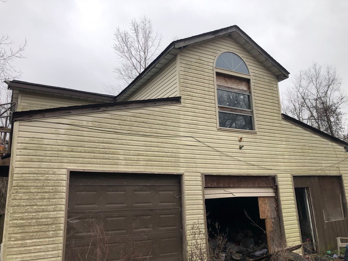 Primary Photo - BISMARCK - 2 bedroom with horse barn & mac...