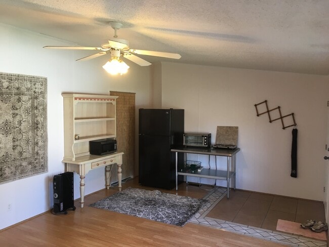 Building Photo - 500 Callejon Rd