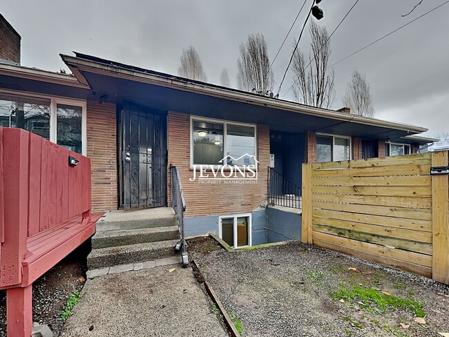 Charming 2-bedroom apartment just minutes from Pritchard Island Beach, with easy access to I-5 - Charming 2-bedroom apartment just minutes from Pritchard Island Beach, with easy access to I-5