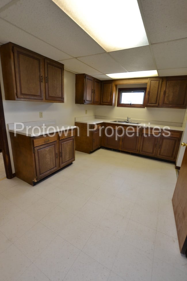 Building Photo - 145 W Oak St