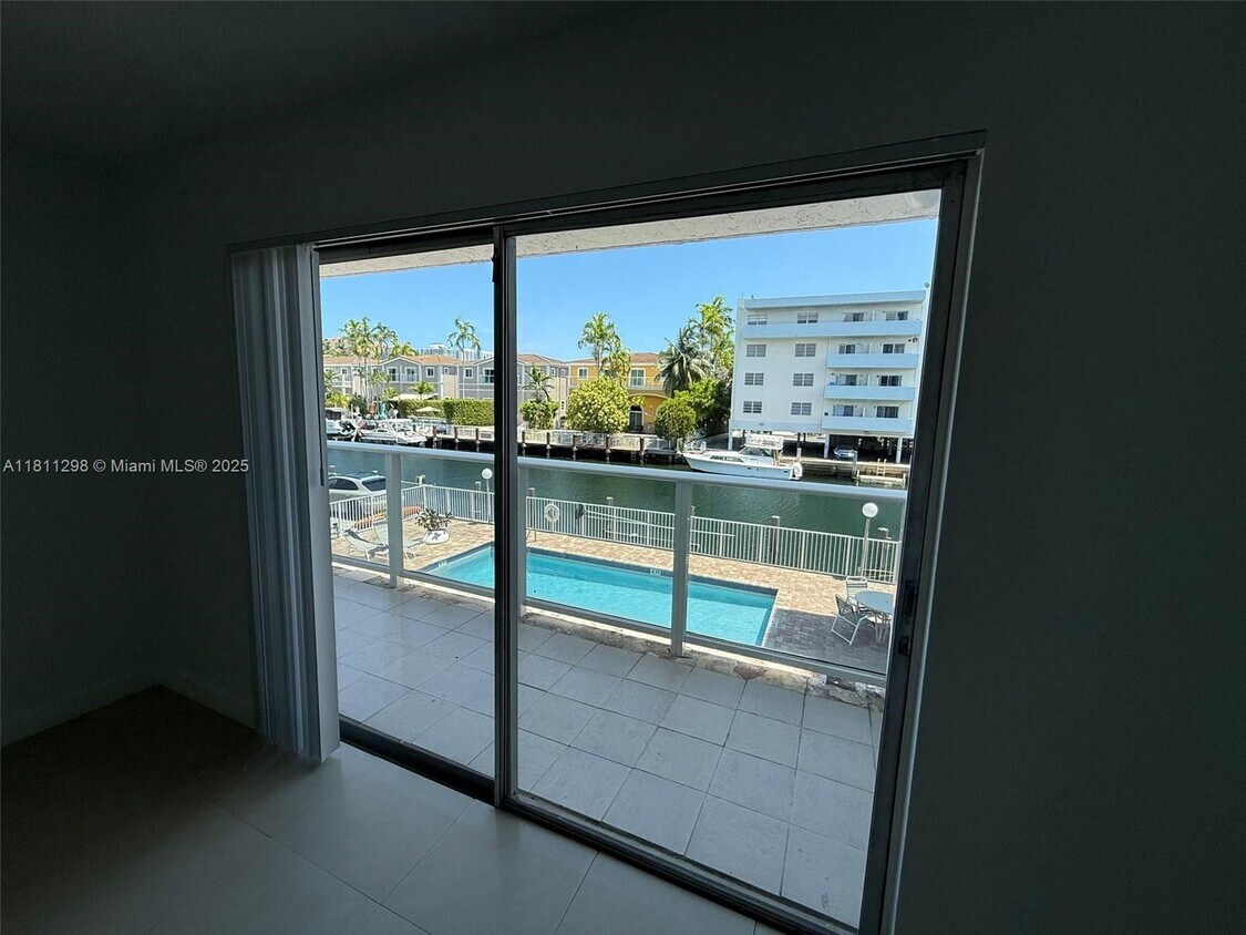 Foto del edificio - 3868 NE 169th St