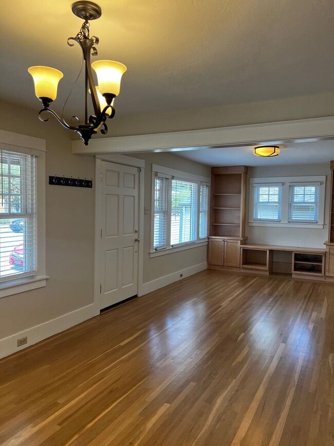 Building Photo - 2 Bedroom / 1 Bathroom Single Family Home ...