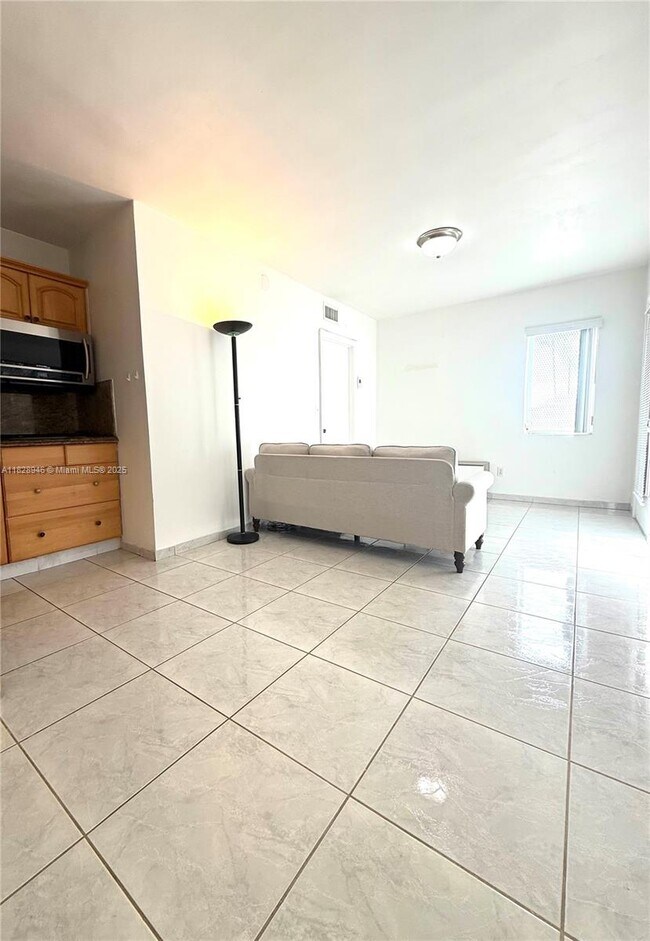 Foto del edificio - 8420 Byron Ave