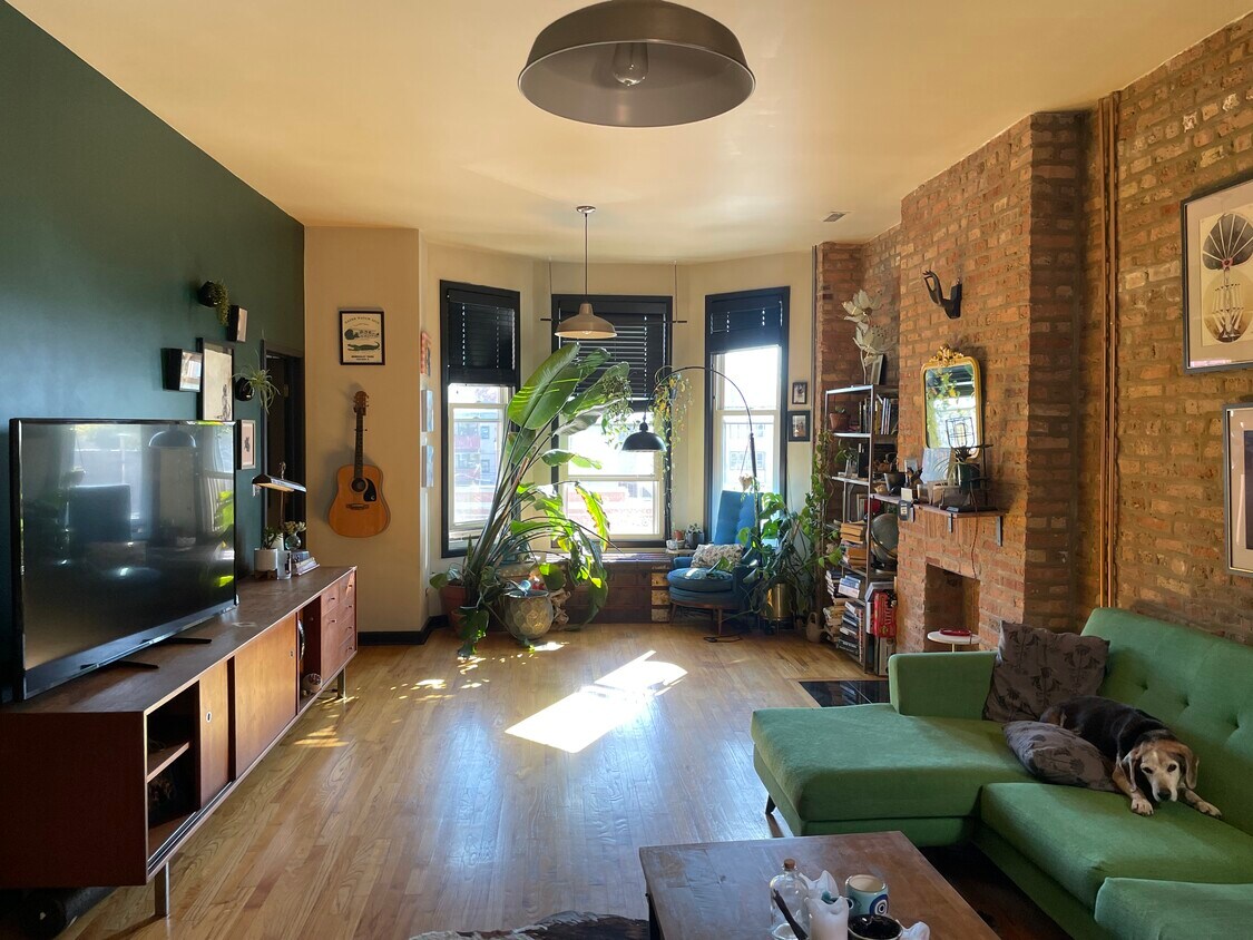 Living room with south-facing bay windows - 3326 W North Ave