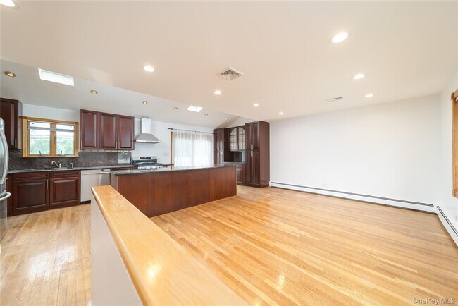 Building Photo - 6 Manor Dr