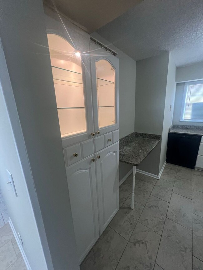 Building Photo - READY NOW!! 2 bedroom 1.5 bathroom in Snel...