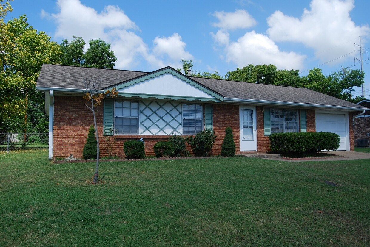 Primary Photo - Beautiful 3 Bed, 1.5 Bath Home in the Hear...