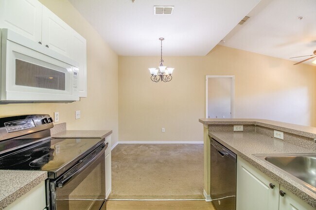 Foto del edificio - MOVE IN BY MAY 15th and GET 2 WEEKS OFF YO...