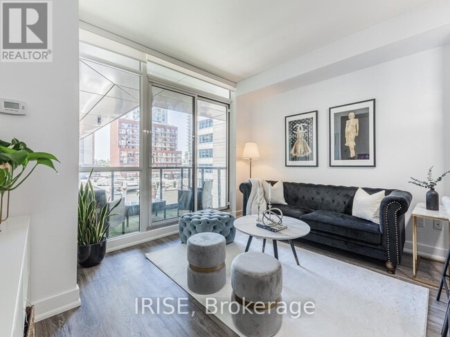 Photo du bâtiment - 30 Roehampton Ave