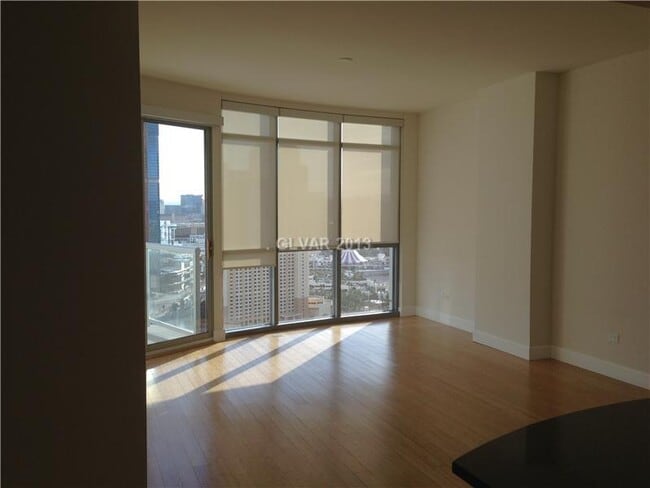 Foto del edificio - High Rise Unit with Strip Views