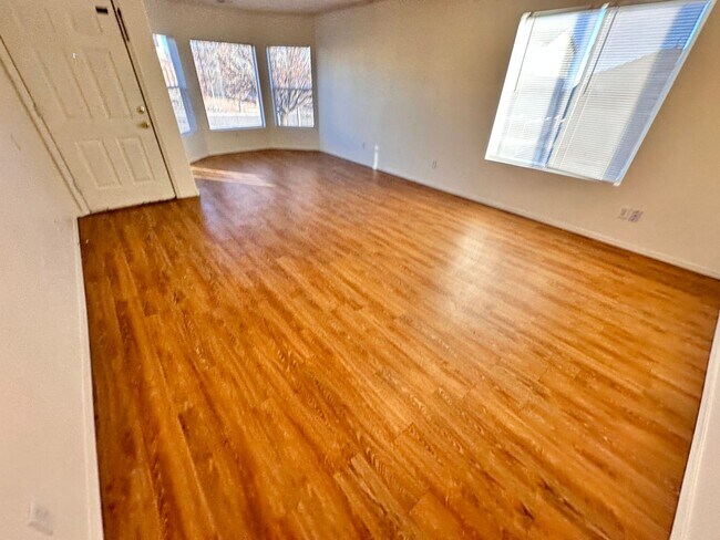 Foto del edificio - 4 bed 2 bath    50 inch flat screen if you...