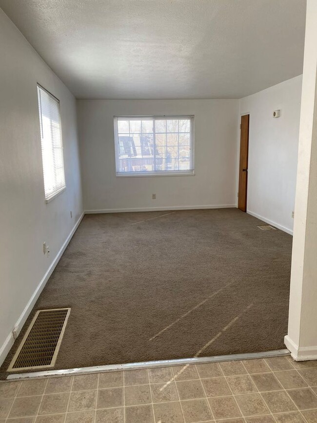 Foto del edificio - 2180 W Schantz Ave