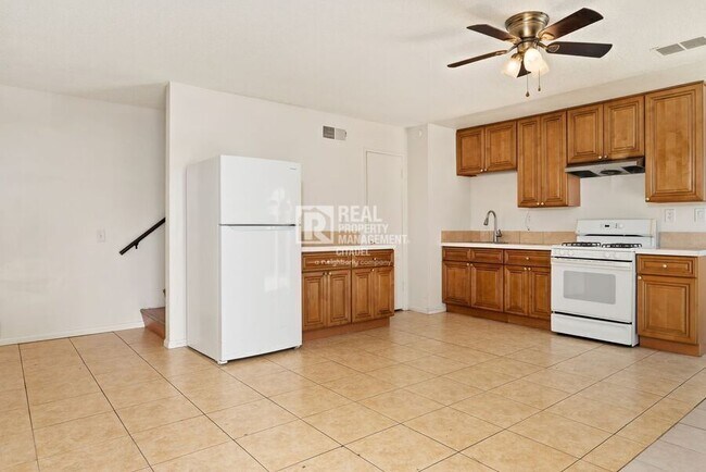 Foto del edificio - 3009 Canyon Crest Dr