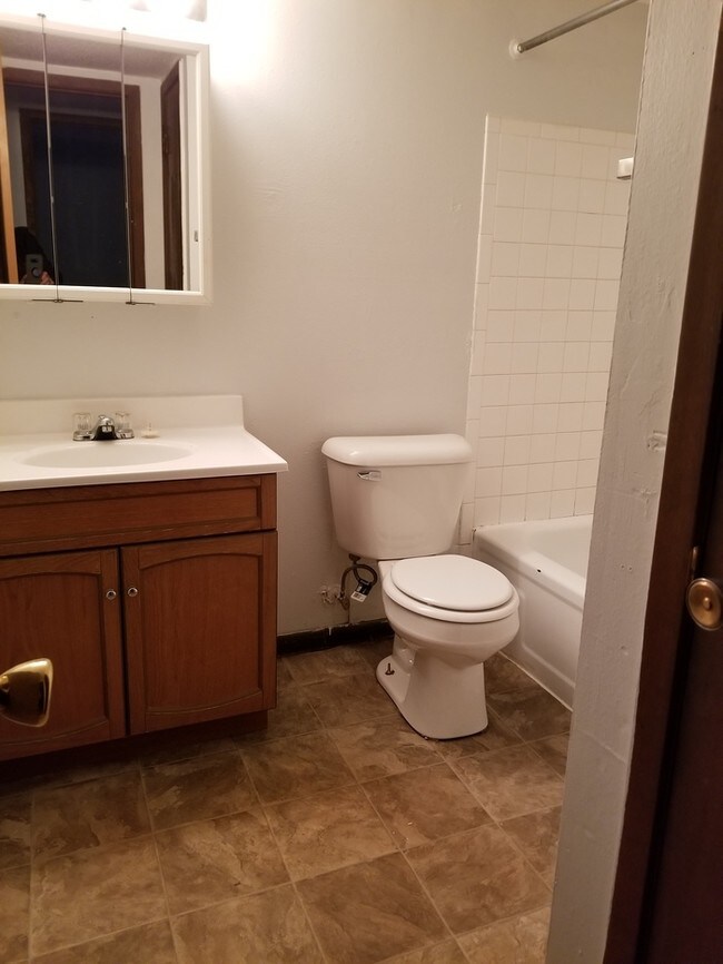 Building Photo - Large NE 2 bedroom 1 bath unit available now!