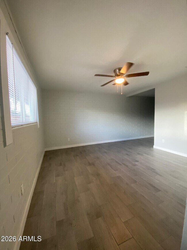 Foto del edificio - 1321 N 48th Pl