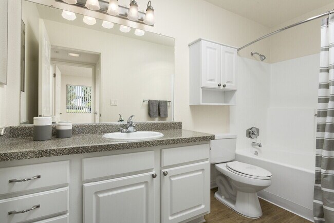 Foto del edificio - Charming 1-Bedroom Retreat in Calabasas – ...
