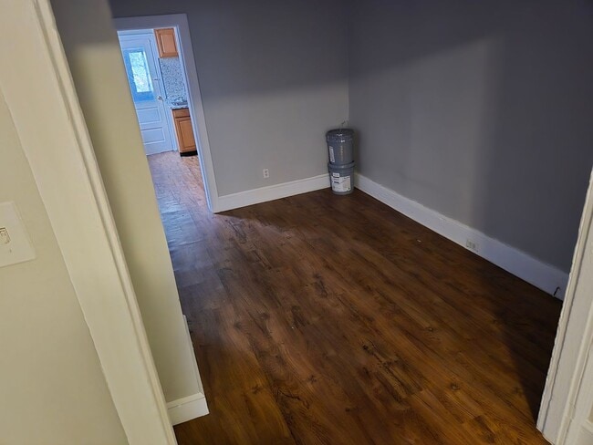 Building Photo - 3 Bedroom 1 Bathroom Townhouse