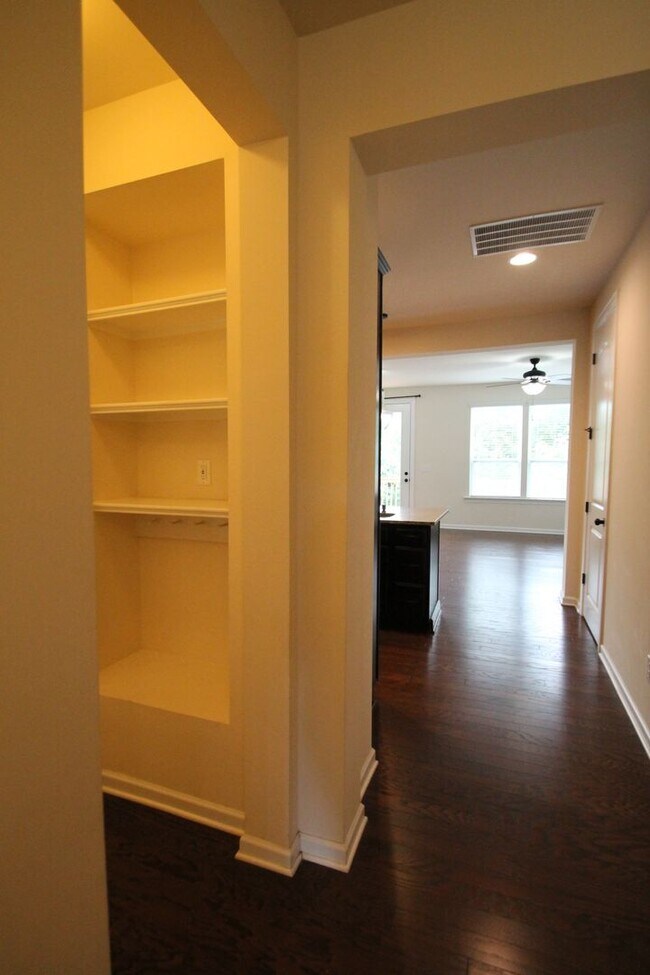 Foto del edificio - Exclusively offered by MUSE REALTY, LLC