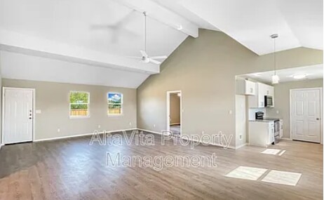 Foto del edificio - 433 S Cleburne Whitney Rd