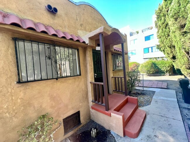 Building Photo - 1620 N Ave 45