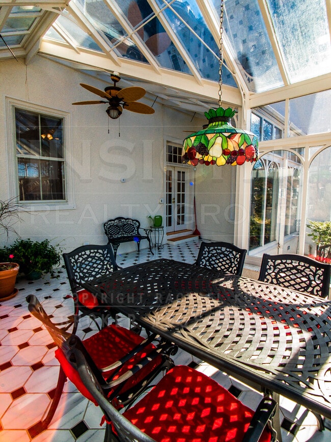 Building Photo - 61 Pond St