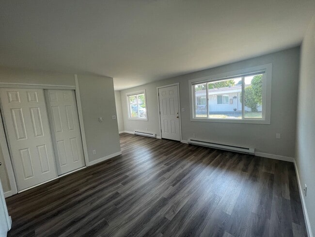 Building Photo - 515 16th Ave W