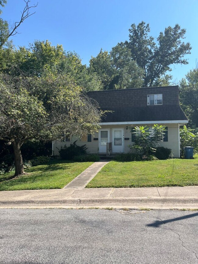 Building Photo - 523 Mill St