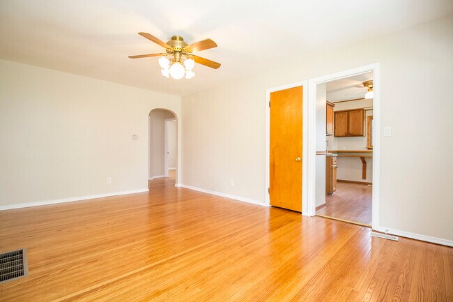 Building Photo - 315 Majestic Dr