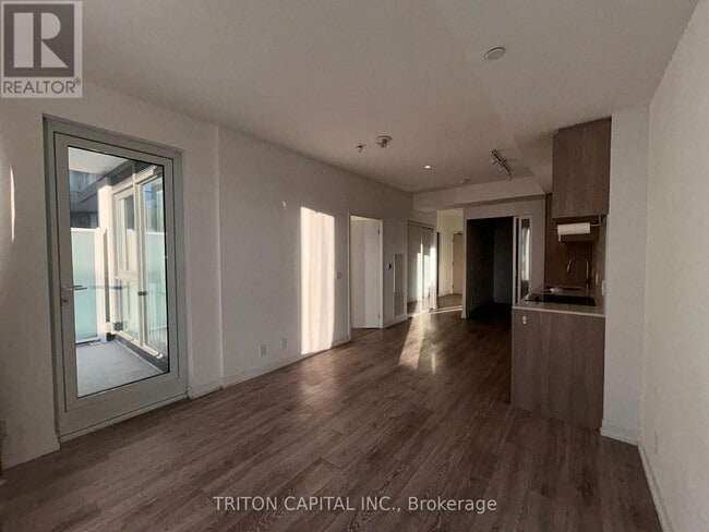 Photo du bâtiment - 2020 Bathurst St