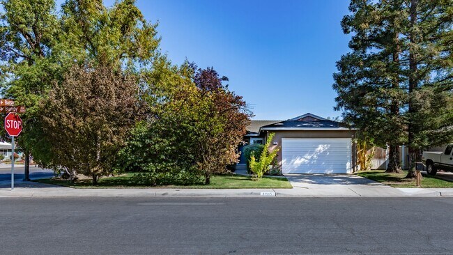 Building Photo - Charming 3-Bed, 2-Bath Single-Story Home w...