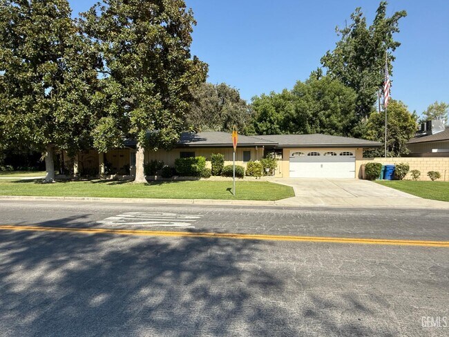 Building Photo - 400 Fairway Dr