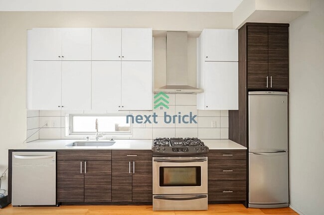 Building Photo - 2 BED & 1.5 BATH URBAN ELEGANCE AND ROOFTO...