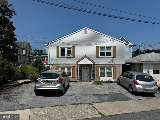 Building Photo - 623 State St