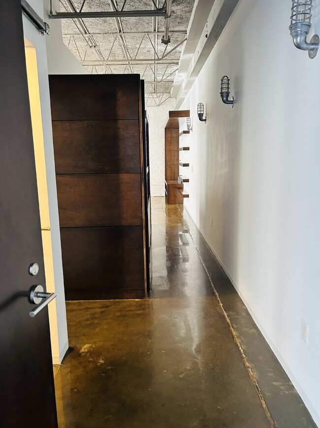 Building Photo - Downtown Living: 1 Bdrm/1 Bath Condo in Fulton Motor Lofts with reserved parking! Available Now!