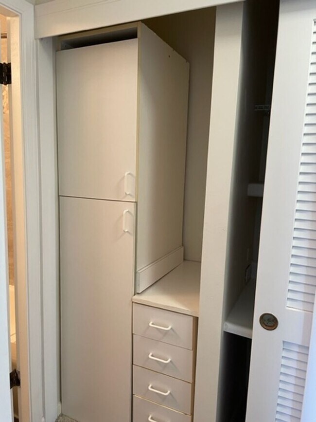 Foto del edificio - Ala Wai Cove- 2 Bed, 1 Bath with 1 assigne...