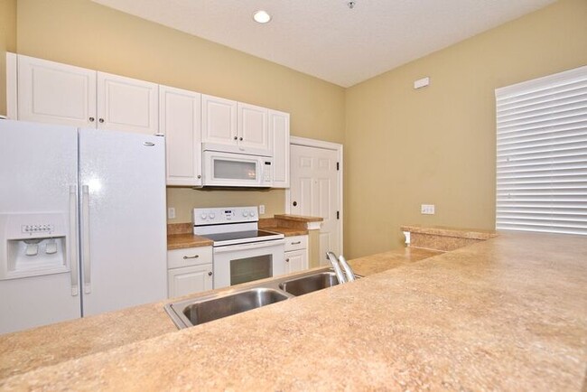 Building Photo - Charming 1/1 Spacious Condo Located in the...