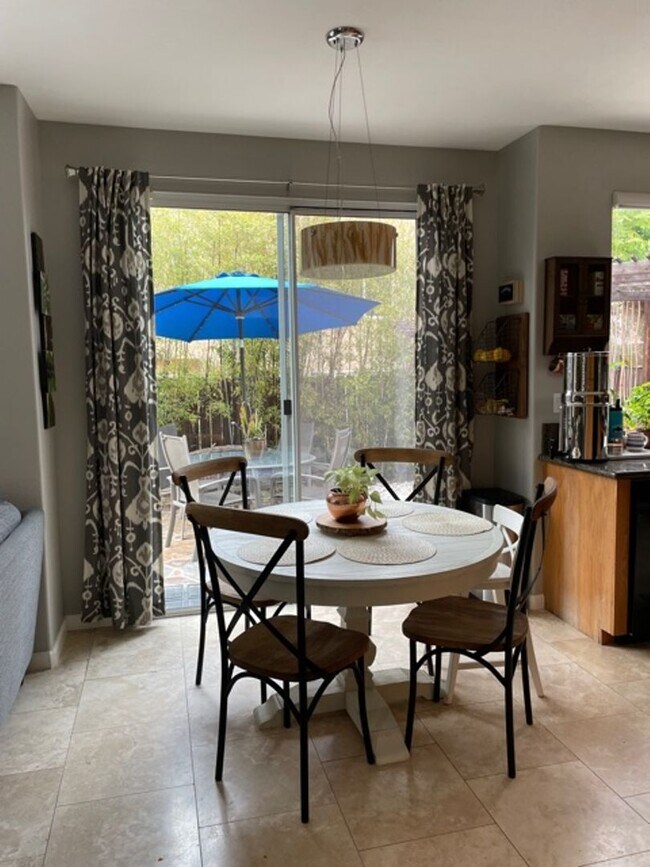 Foto del edificio - Beautiful 4 Bdrm, 2.5 Ba, Two story 1,912 ...