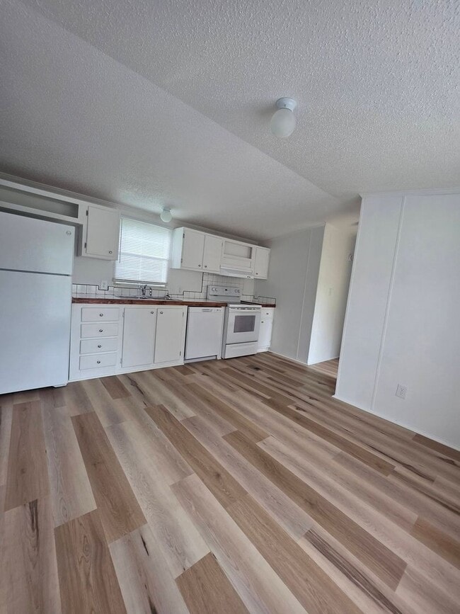 Building Photo - Ready to Move in