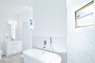 Building Photo - 3206 SW 5th Ave