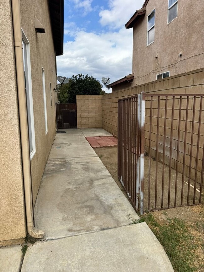 Foto del edificio - Spacious 4-Bedroom Home with Modern Comfor...