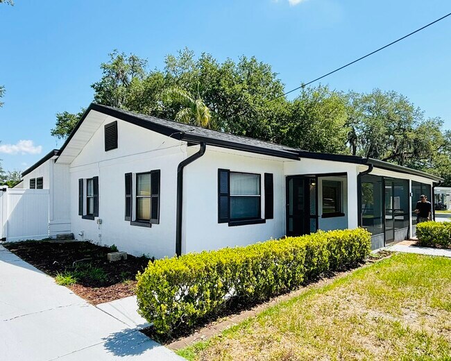 Building Photo - 1135 Largo Dr