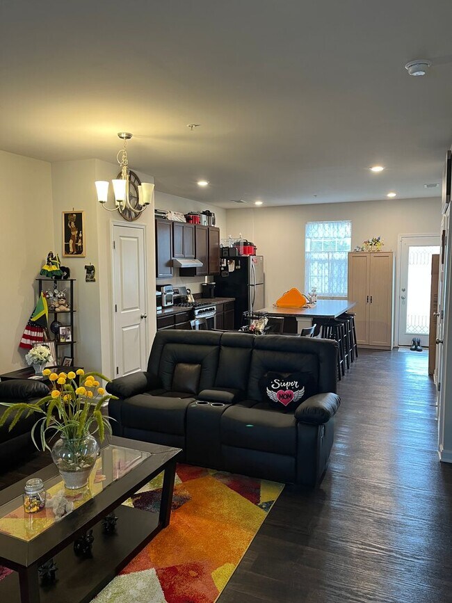 Foto del edificio - Modern 3BR/2.5BA Townhome in Trimble Meadows | LVP Floors | Stainless Kitchen + Island | Upstairs...
