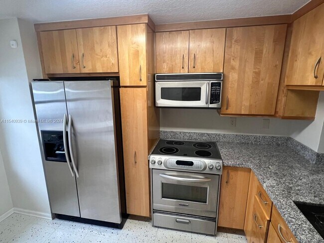 Building Photo - 252 City View Dr