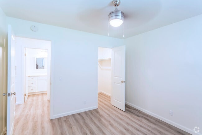 1 BR, 1 BA - 700 SF - Village View