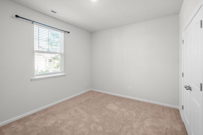 Foto del edificio - Luxury Living Begins at Home: Where Every Day Feels Like a Retreat; 5BR/3BA, Office
