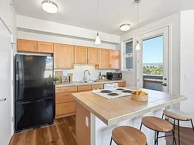 Building Photo - Now Available! Private room in 3 bed / 2 bath condo